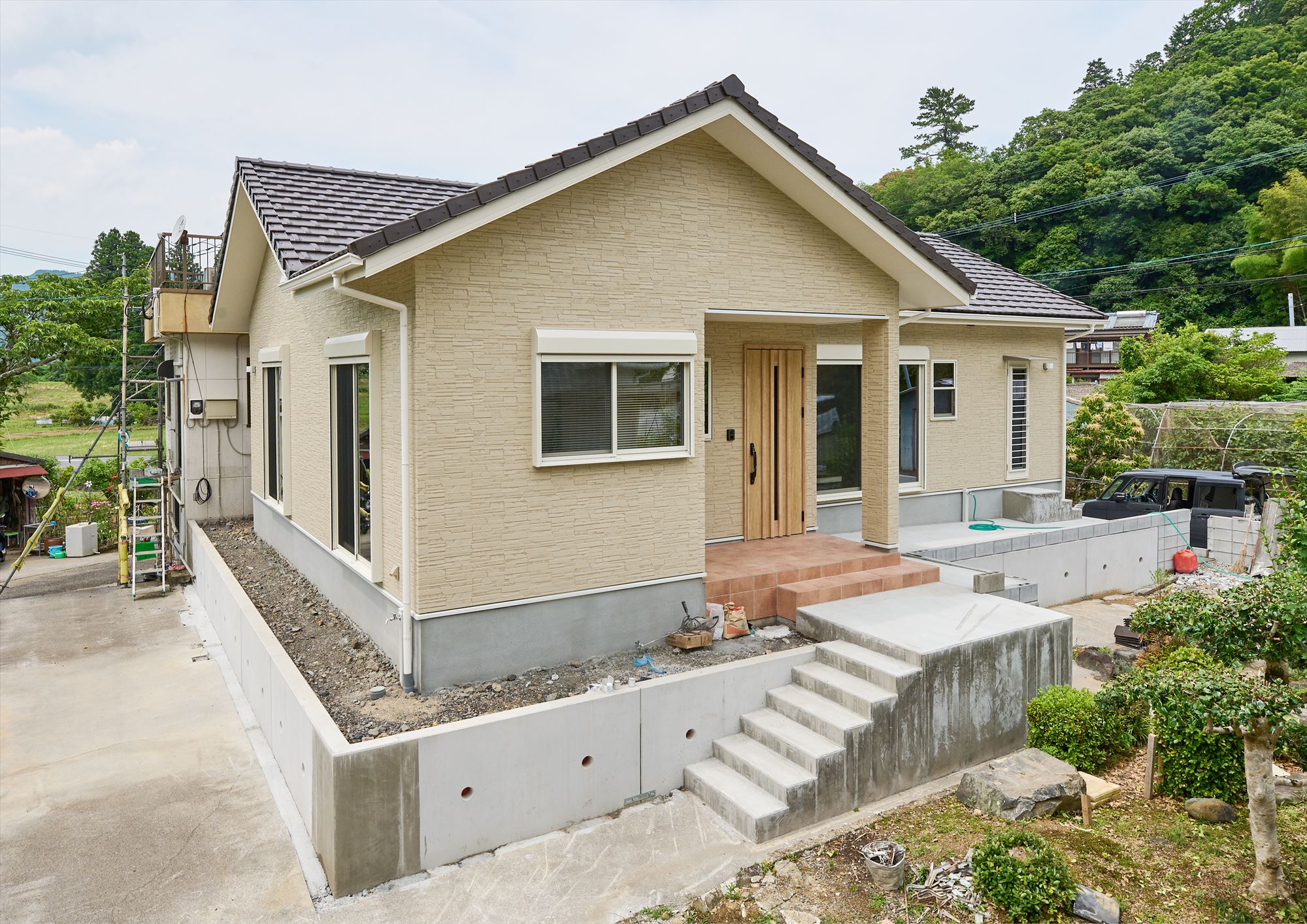 小上がりの畳リビングで寛ぐ家。(佐伯市下堅田)