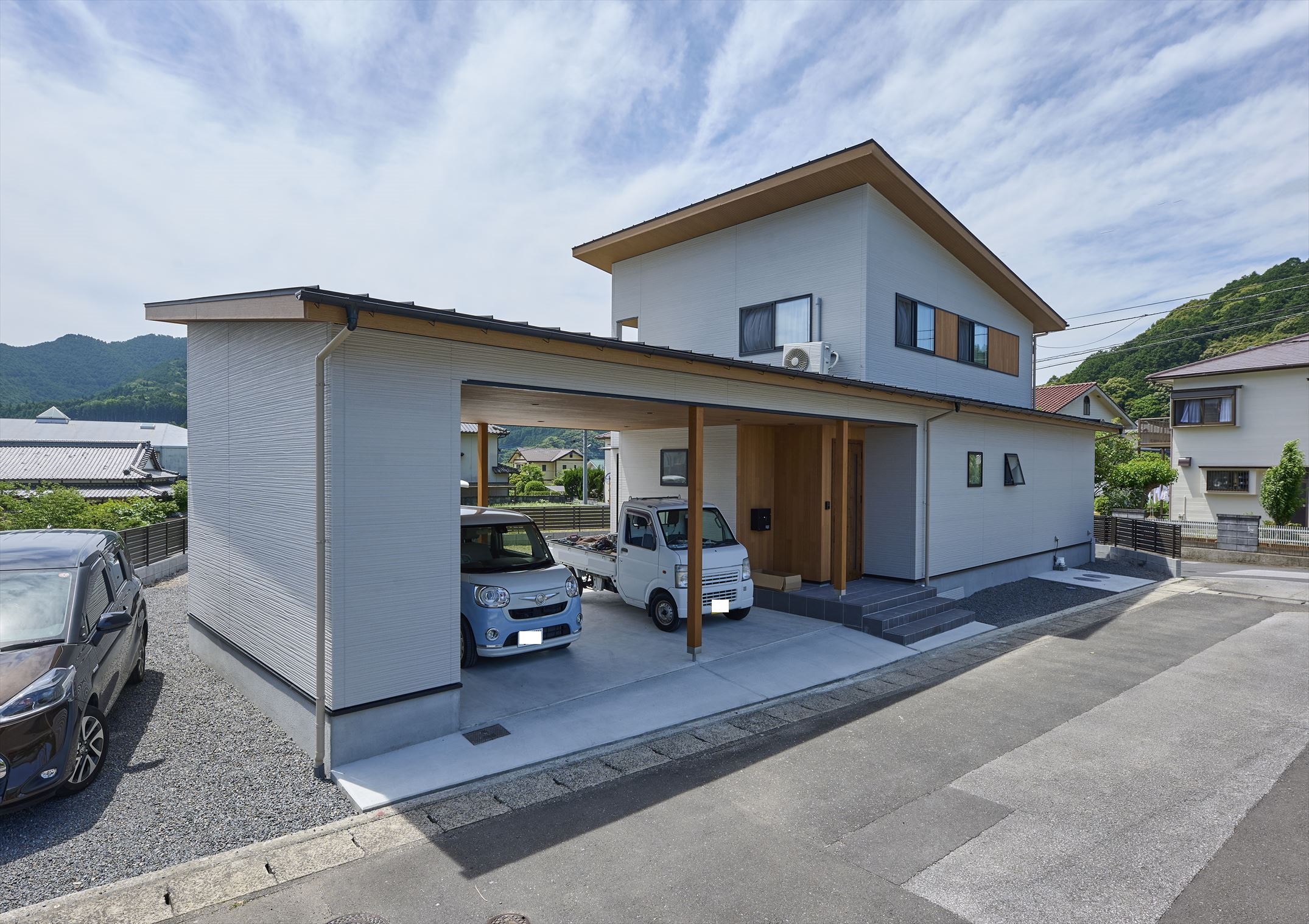 駐車スペースまで屋根を伸ばした和風モダンな家 (佐伯市上堅田)